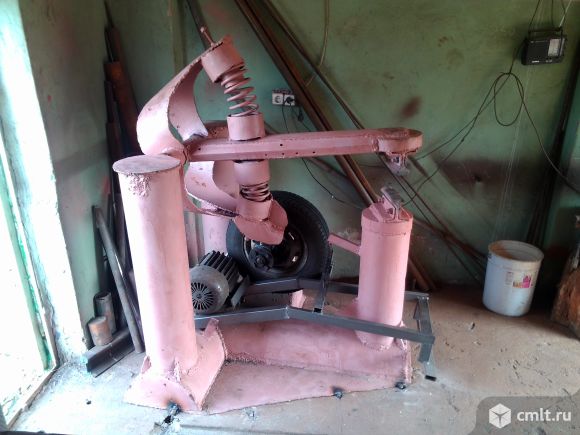 Молот кузечный  высота 1.5 метра длинна 1.3 метра ширина 1 метр вес пч 60 кг работает от сети 220 в. Фото 1.