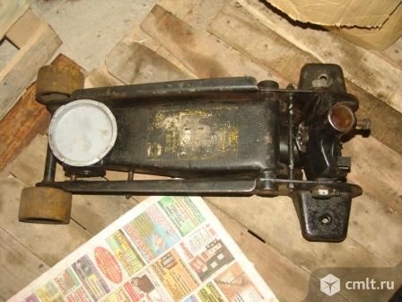 Домкрат подкатной б/у. Фото 3.