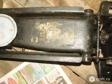 Домкрат подкатной б/у. Фото 1.