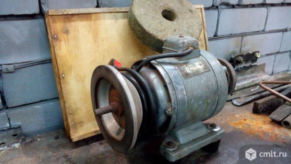 Точильный станок с алмазным диском, камнем и войлочным полировочным кругом. Фото 1.