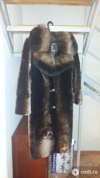 Мутоновая шуба с песцовым воротником. Фото 1.