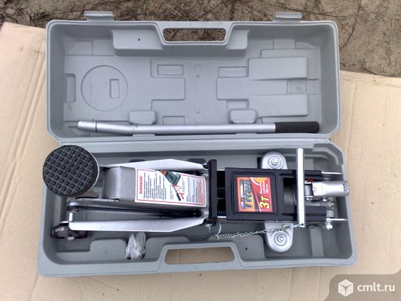 Домкрат подкатной "TITAN" 3 т. Фото 1.