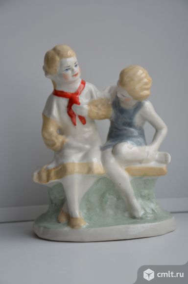 Статуэтка подружки на скамейке.. Фото 1.