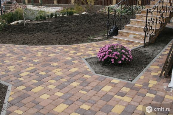 Мастер по укладке тротуарной плитки. Фото 1.