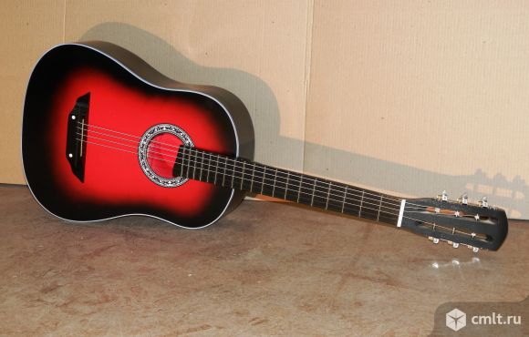 Красная шестиструнная гитара. Фото 1.