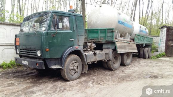 Бортовой тягач КамАЗ 5410  c полуприцепом. Фото 1.