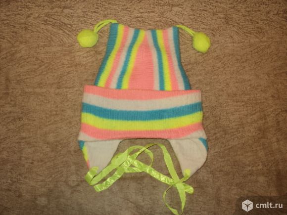 Шапочка вязаная с бумбонами. Фото 3.
