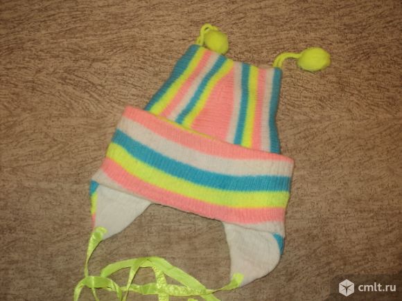 Шапочка вязаная с бумбонами. Фото 1.