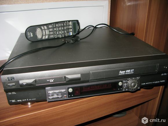 Профессиональный видеомагнитофон JVC SR-VS30. Фото 1.