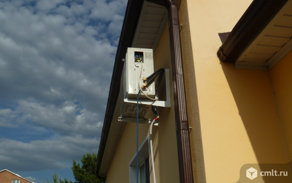 Наружный блок закрепили шпильками, на которые изнутри поставили широкие шайбы. Все спрятали за внутренним блоком. Сложно как-то иначе закрепить наружный блок кондиционера на стене из газосиликата.