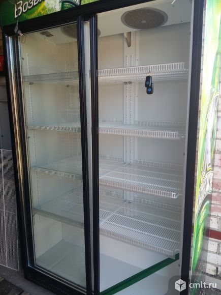 Новый большой холодильный шкаф. Фото 1.