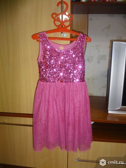 Продам нарядное платьишко для девочки в идеальном состоянии. Общая длина 62 см.