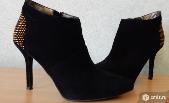 Демисезонные женские замшевые ботильоны Tamaris  на молнии. Фото 8.