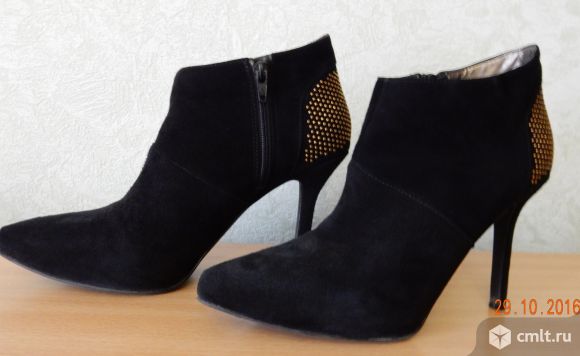 Демисезонные женские замшевые ботильоны Tamaris  на молнии. Фото 1.