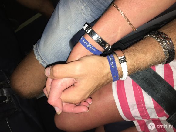 Утерян белый кожаный браслет с арабской надписью. Фото 1.