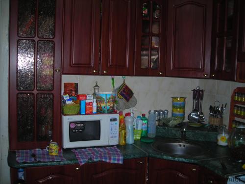 квартира расположена по адресу Беговая 162, во дворе детский сад, школа, рядом остановки, магазины, хорошее состояние