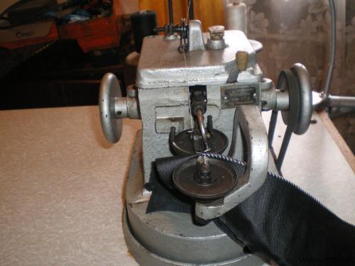 Скорняжная машина, класс 10Б, со столом и двигателем. Фото 2.