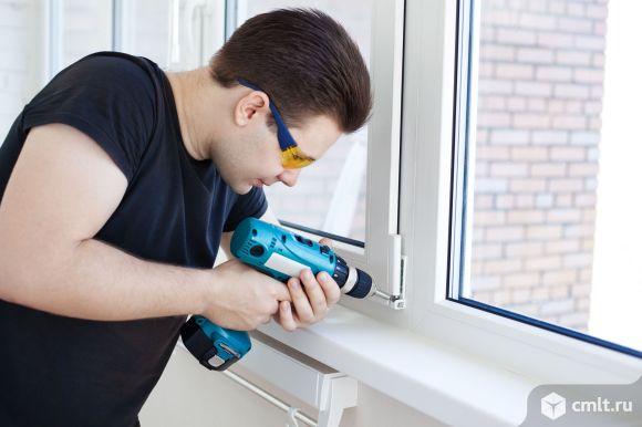 Мастера по ремонту окон постоянную работу ищет мужчина. Фото 1.