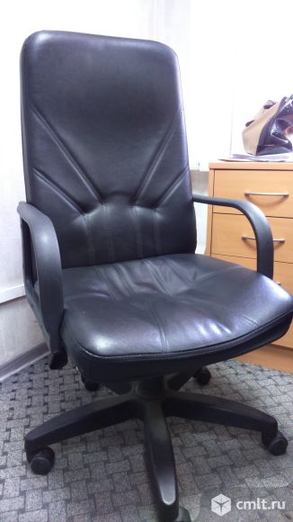 Офисное кресло руководителя б/у. Фото 1.