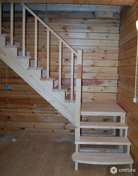 Готовая деревянная лестница в дом. Фото 1.
