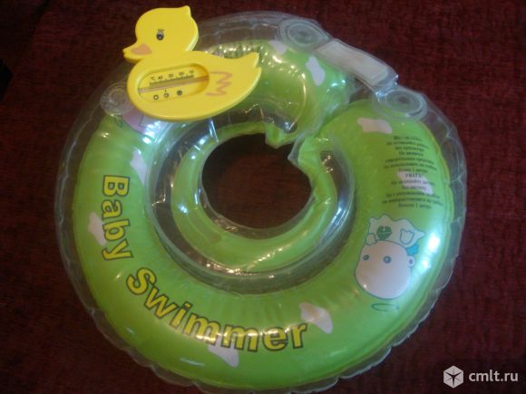 Надувной круг для купания младенцев и термометр для воды. Фото 1.