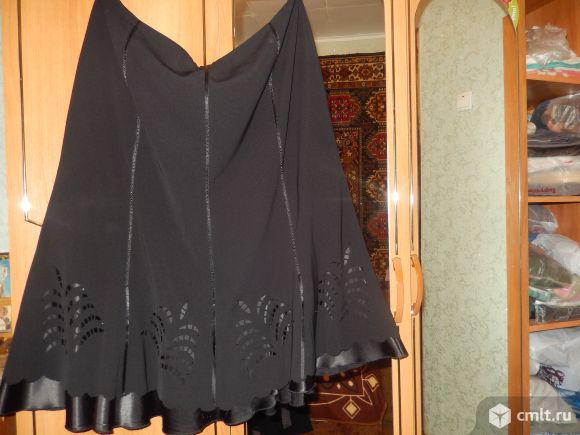 Продаётся юбка на атлассной прокладке 6 клинка выбитая чёрная, молния сзади.. Фото 1.