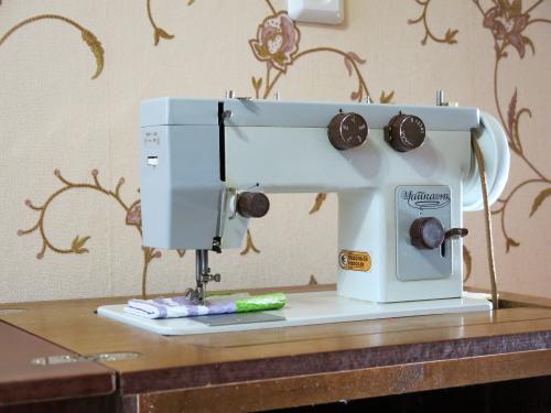 Швейная машинка "Чайка 143" с ножным приводом. Фото 1.