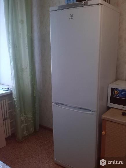 Холодильник Indesit-SB200 двухкамерный, высота 2 м. Фото 1.