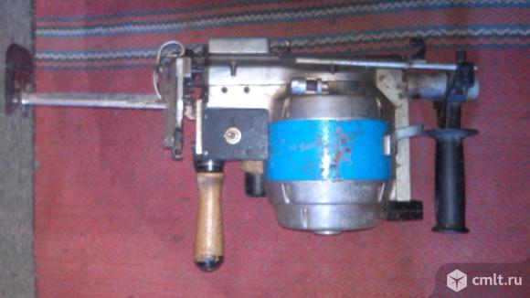 вертикальный сабельный раскройный нож для ткани и кожи. Фото 1.