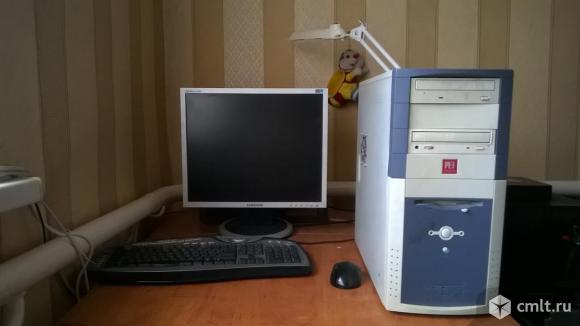 Компьютер с монитором, клавиатурой и мышкой. Фото 1.