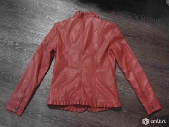 Куртки бомбер много. Фото 5.