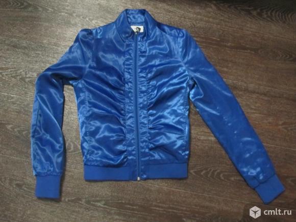Куртки бомбер много. Фото 1.