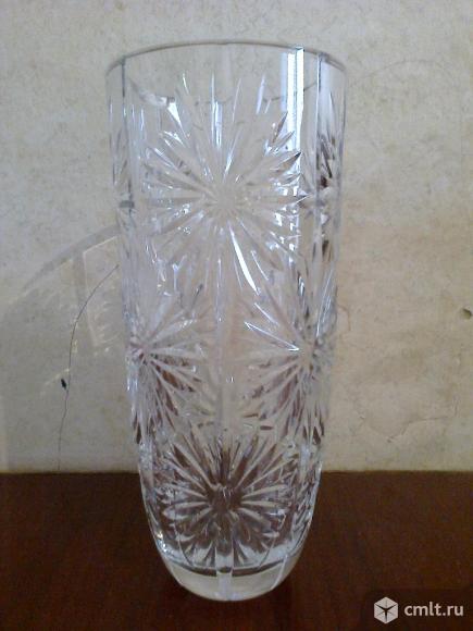 Вазу хрустальную или из цветного стекла. Фото 1.