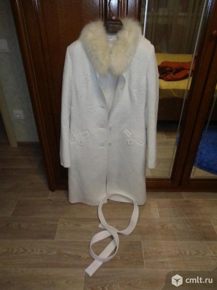 Продам женское демисезонное утеплённое белое пальто. Фото 1.