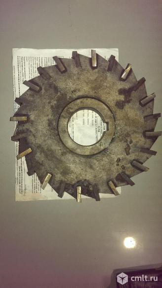 Фреза трехсторонняя 200,0 х 22 х 50 Р18 с разнонаправленным зубом. Фото 1.