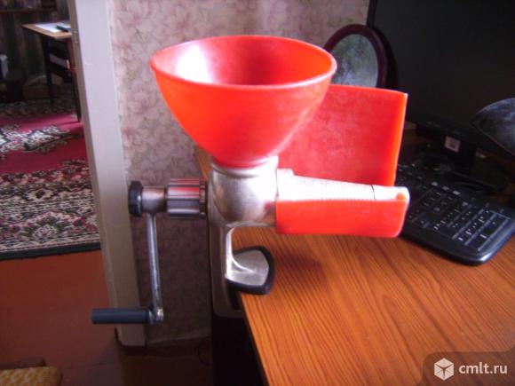 Соковыжималка ручная чугунная советская. Фото 1.