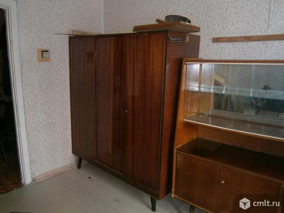 Шифоньер (шкаф) лакированный на ножках (СССР). Фото 1.