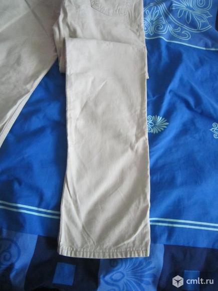 Джинсы св/бежевого цвета. Фото 4.