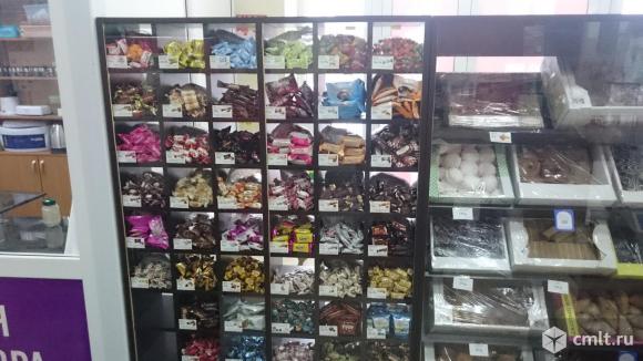 Стеллажи под конфеты и печенье. Фото 1.