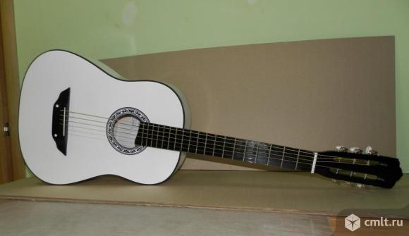 Белая акустическая гитара. Фото 1.