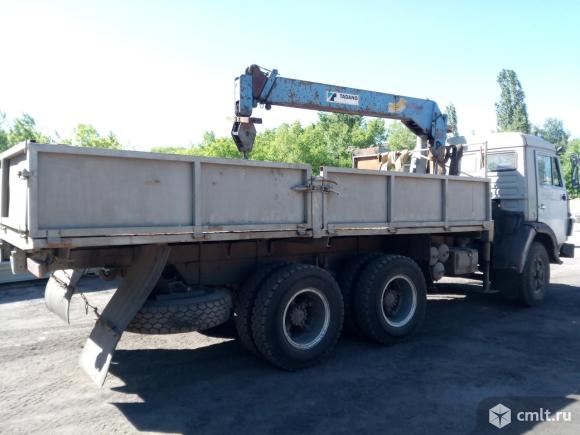 Водитель на КАМАЗ с КМУ. Фото 1.