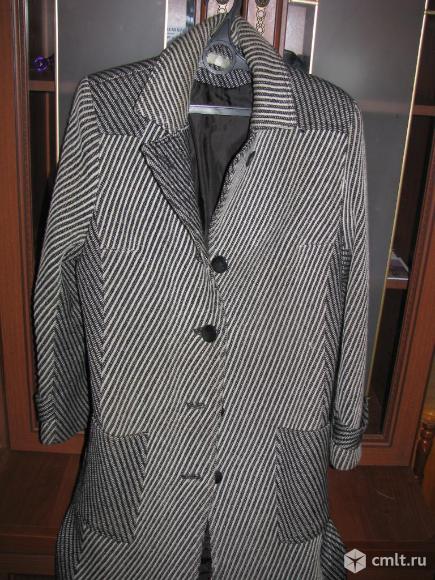 Пальто женское, р. 46-48, цв. белый, в черную мелкую. Фото 1.