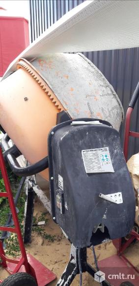 Бетономешалка стационарная. Фото 1.