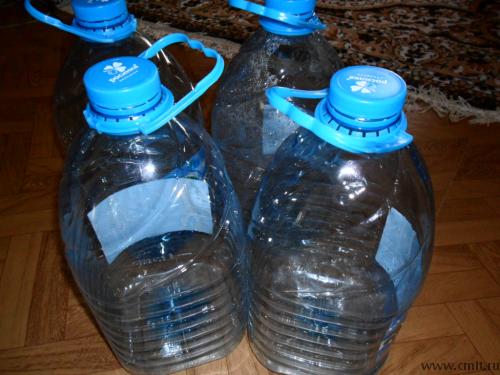 пластиковые отходы. пластиковая бутылка. пластиковые отходы. вторсырье бутылки. пэт бутылки отходы.