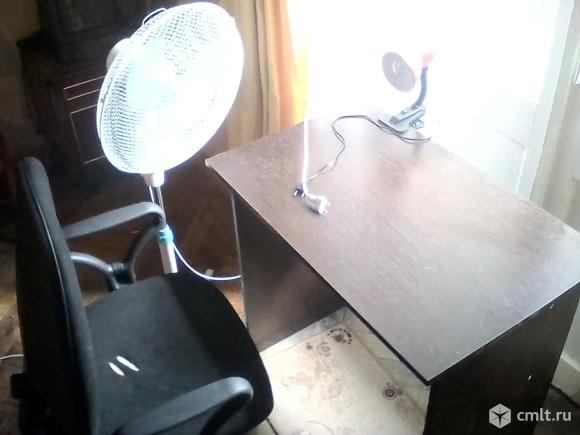Стол, стул, вентилятор, настольная лампа. Фото 1.