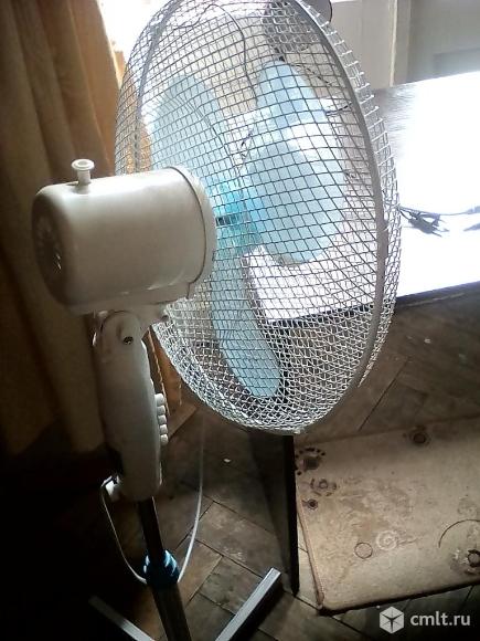 Стол, стул, вентилятор, настольная лампа. Фото 5.