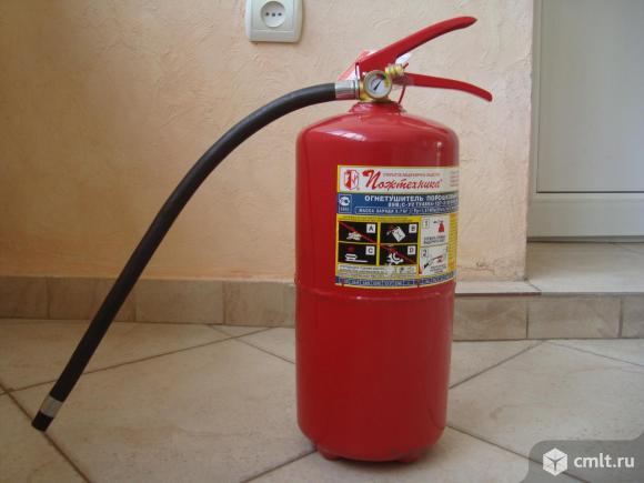 Огнетушитель порошковый ОП 5 (3) с манометром и кронштейном. Фото 1.