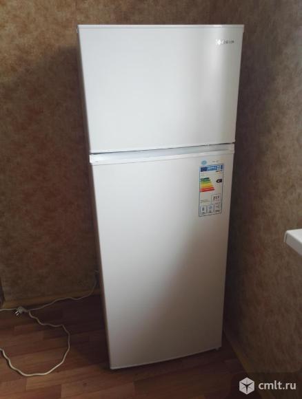 Холодильник DEXP TF210D. Фото 1.