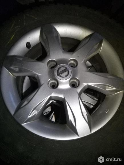 Оригинальные диски Ниссан Альмера G15 на зимней резине. Фото 1.