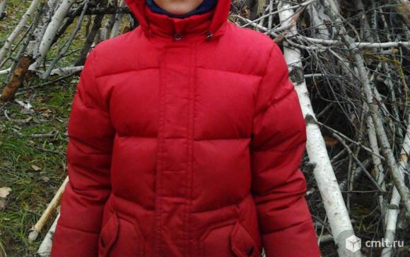 Красный пуховик зима. Фото 1.